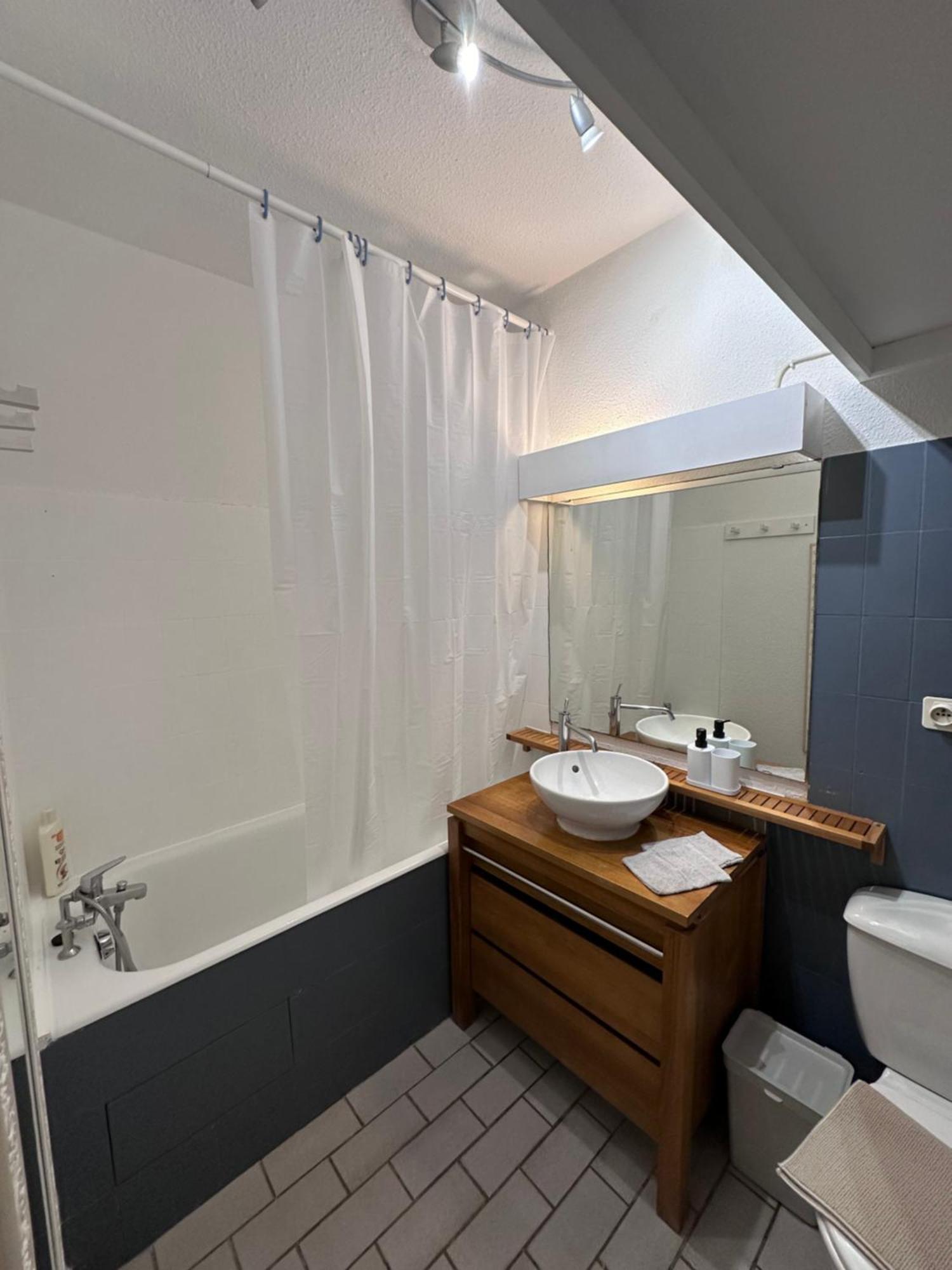 Apartment Sur Le Port De - A 2min Des Plages, Clim & Balcon *