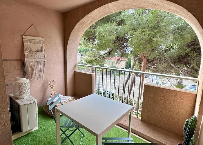 Studio Sur Le Port De Hyeres - A 2Min Des Plages, Clim & Balcon
